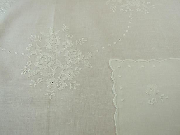 TC040, Tablecloth (Hand Embroidered)